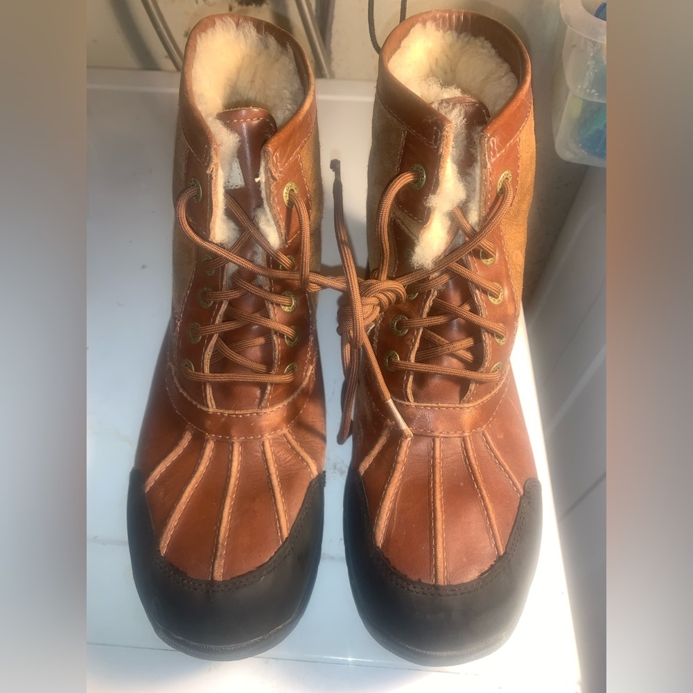VIBRAM Ugg Boots size 9